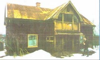 Michael Sørlie besiktiger våningsuset på Halvorseth nordre vinteren 1998.