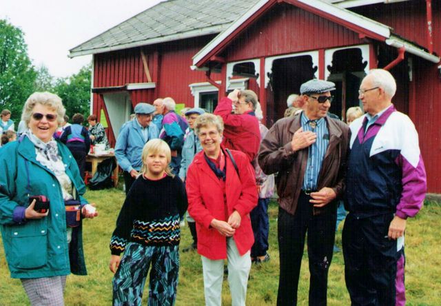 Fra venstre: Kari Fængsrud, Silje, Else og Arne Flisnes og Claus Fængsrud - alle med røtter til Fængsrud. Mellom Silje og Else, skimtes Ole Jakob Bjørnebye.