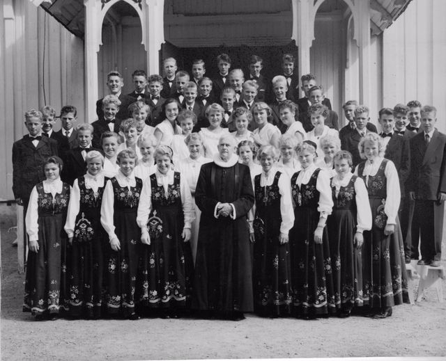 Konfirmanter i Våler kirke 1955?
Har noen navnene?