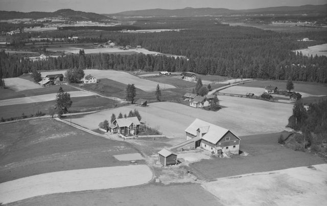 Holtet, Nerstad, Nerli, Holtrønningen og Myrer. Foto: Widerøe AS 1958.